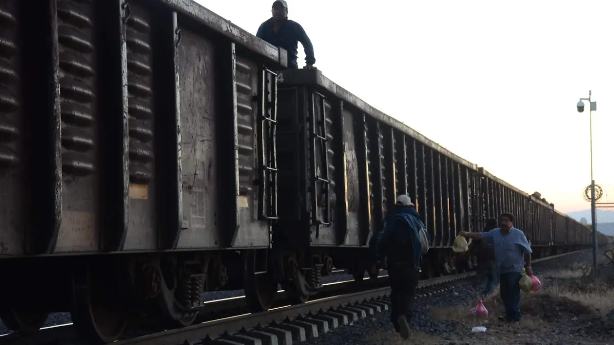 Pocos migrantes han viajado a bordo de los vagones del tren de carga.  Luis Lu_vanos  El